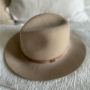 Aritzia fedora style hat